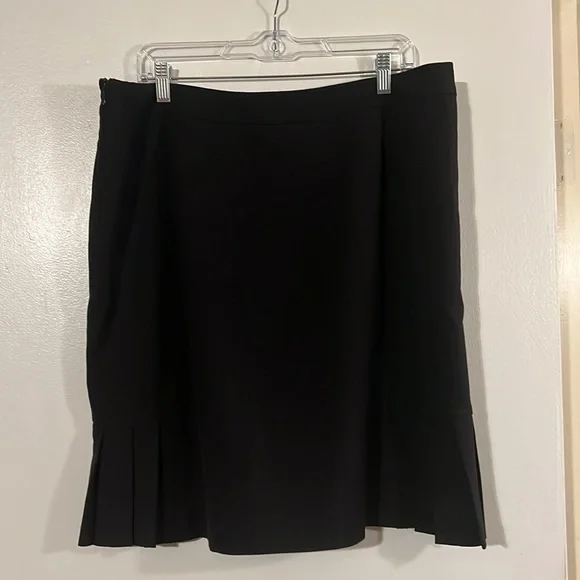 Tahari by Arthur S. Levine black straight skirt with pleat detail at side knee - Picture 6 of 9